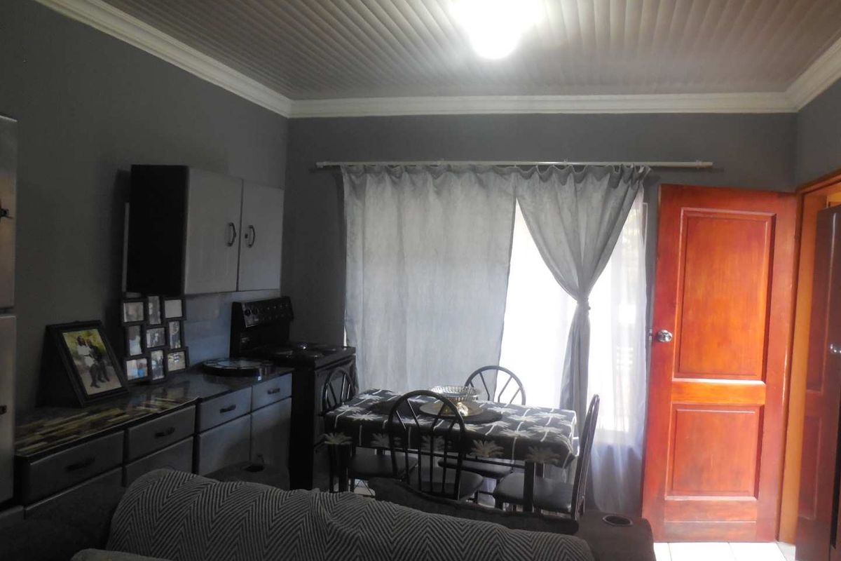 Newly Renovated Three Bedroom Home with Modern Open Plan Living - Photo 5