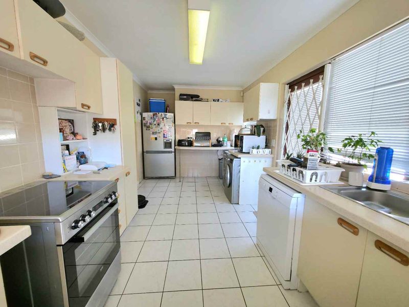 Spacious 4-Bedroom Family Home in Tygerhof, Cape Town - Photo 9