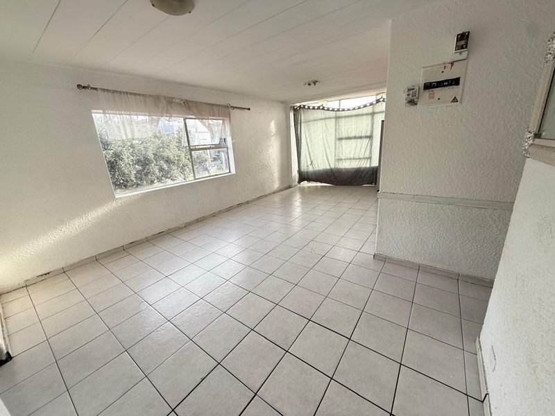 Hidden Spacious  2 Bedroom Apartment in Birchleigh  Kempton Park - Photo 7