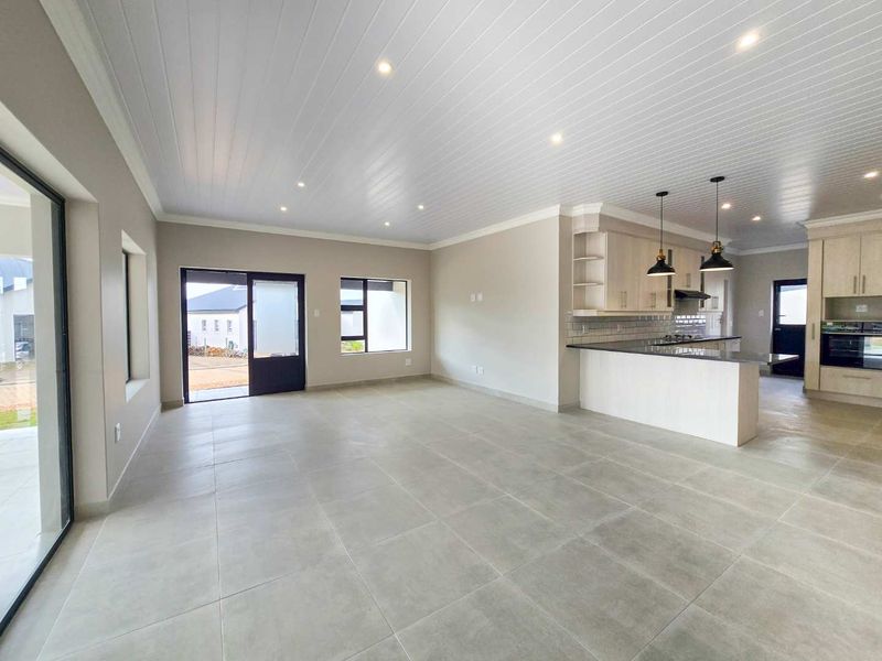 A prime, newly built home designed to satisfy the most discerning buyer. - Photo 4