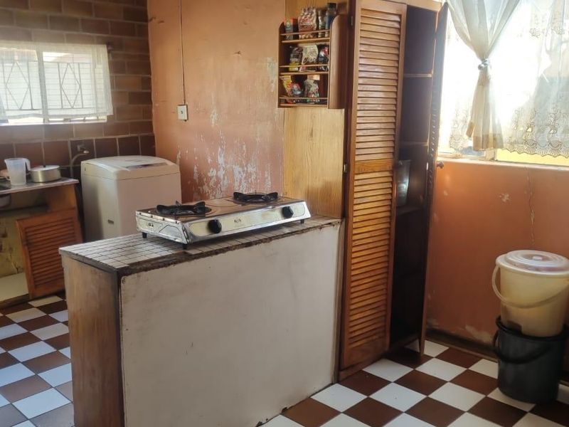 Kenilworth, 2 Bedroom house with flatlet and pool - Photo 10