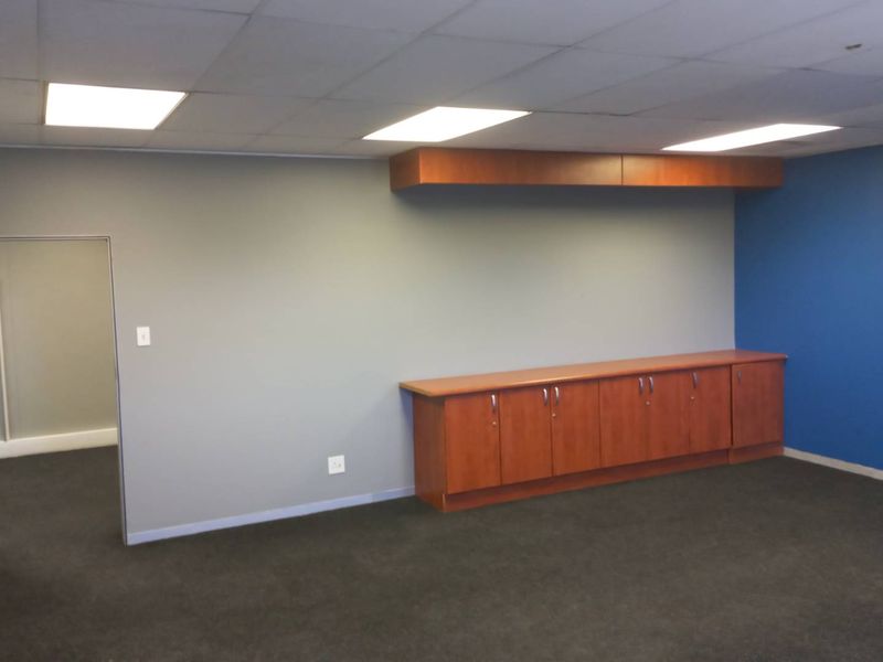 First floor office vacancy, close to Greenacres! - Photo 9