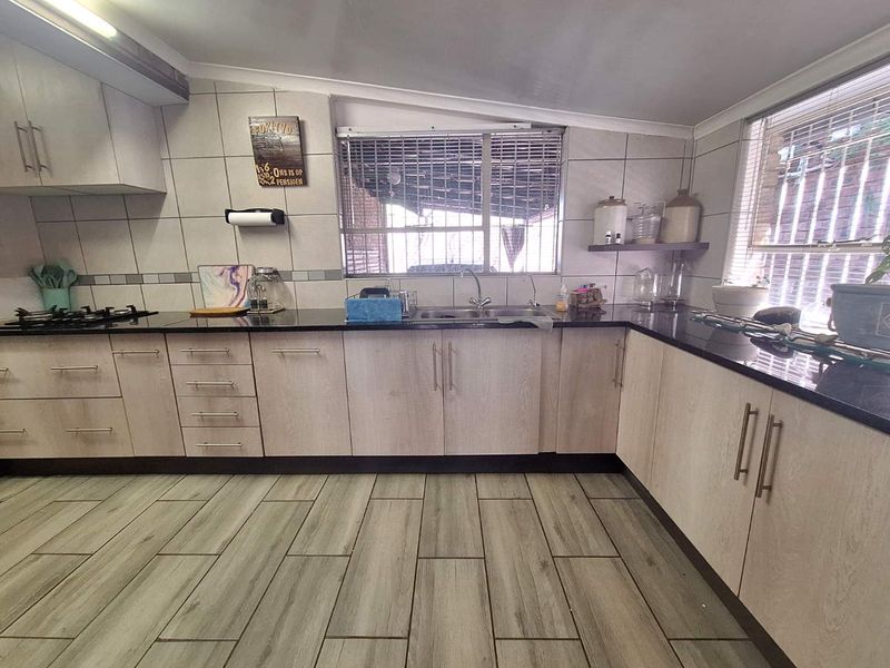 Spacious Living Amidst Tranquil Surroundings - Photo 5