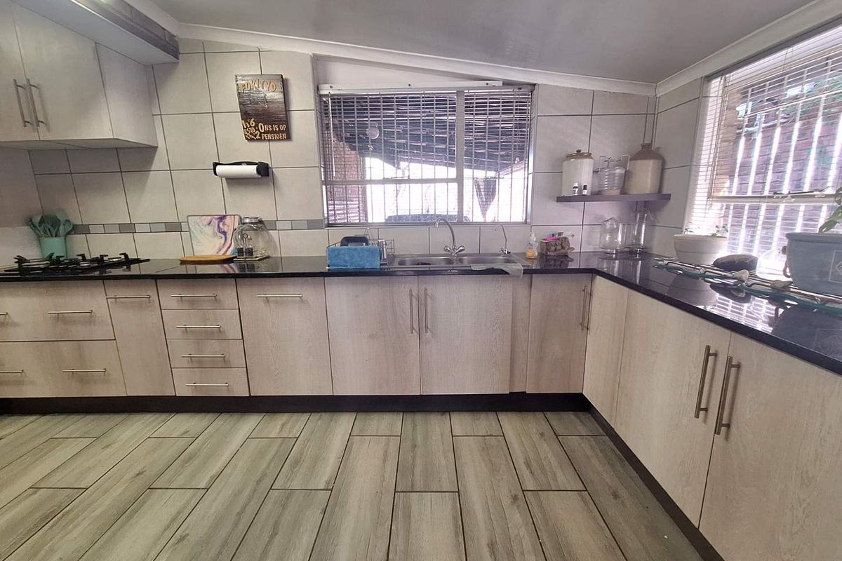 Spacious Living Amidst Tranquil Surroundings - Photo 5