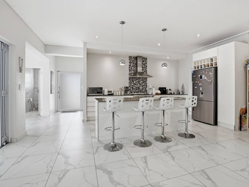 A RARE FIND IN SOUGHT-AFTER SAGEWOOD LIFESTYLE ESTATE - Photo 3
