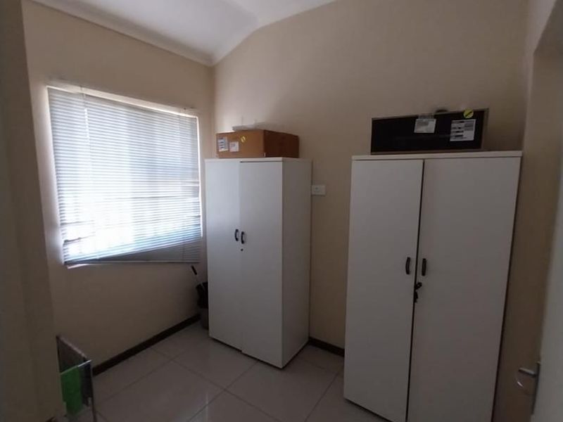 Office to Let - Photo 5