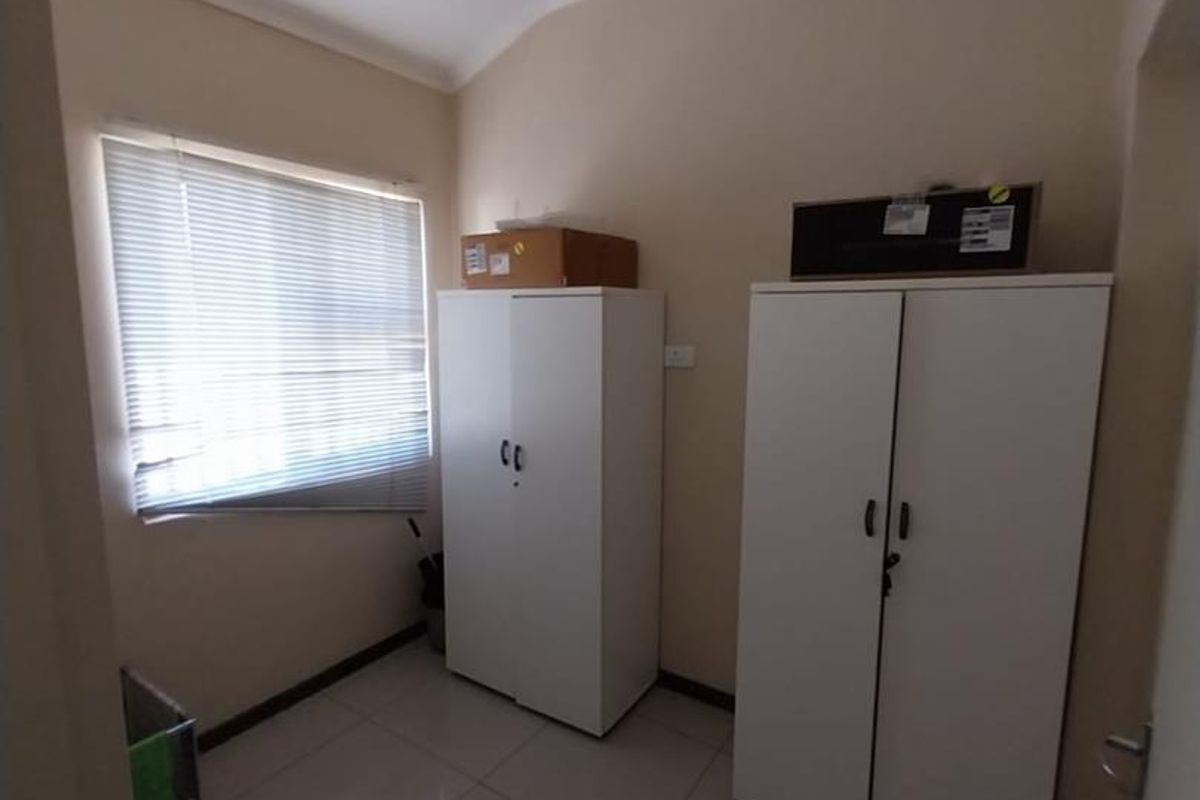 Office to Let - Photo 5