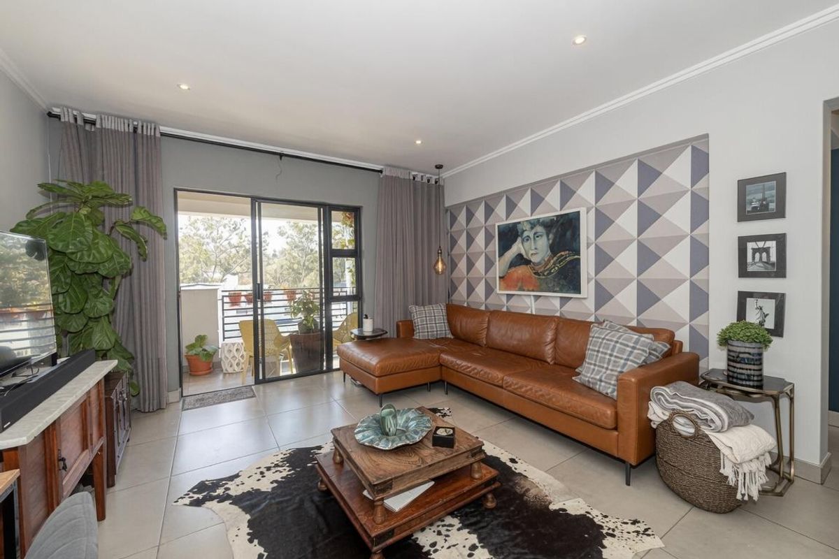 Lovely 2 bedroom Penthouse Apartment with gorgeous views for rent in Bryanston - Photo 3
