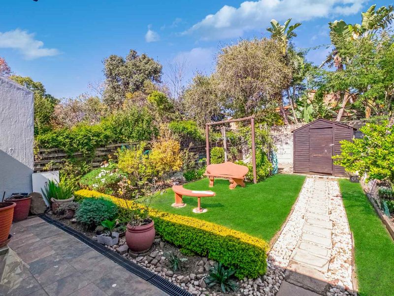 A LIGHT AND BRIGHT 2 BEDROOM, 1 BATH SIMPLEX UNIT- SOUNDS LIKE A FANTASTIC FIND! - Photo 7