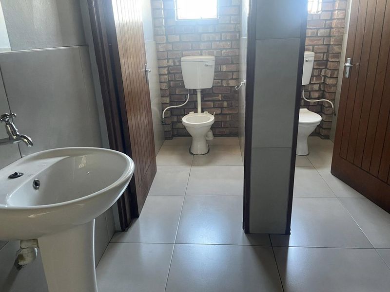 TO LET!! WAREHOUSE IN LAFRENZ INDUSTRIAL AREA - Photo 5