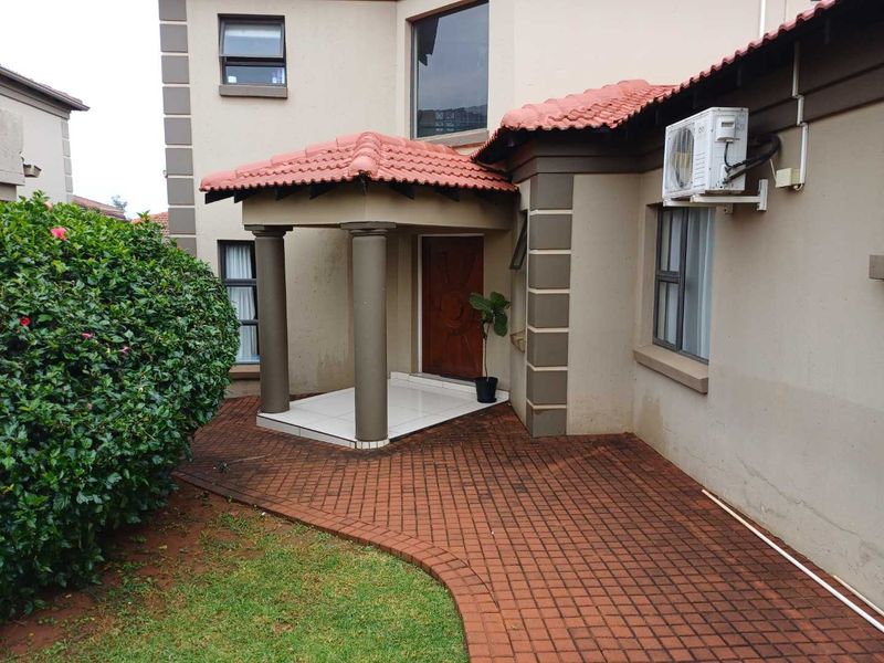 Modern 4 Bedroom House in Willowbrook - Photo 3