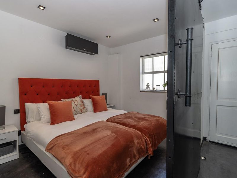 Stunning luxury penthouse to rent in the heart of the CBD - Photo 10