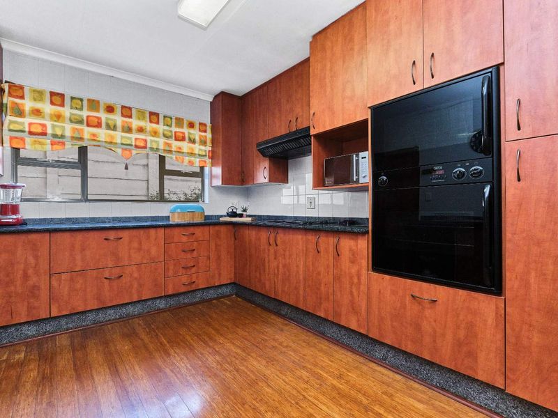 Spacious Family Home with Heart – in Quiet Cul-de-Sac - Photo 6