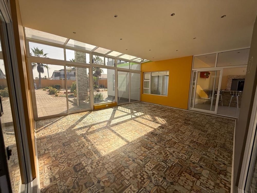 Dining area/ sun room/ entrance
