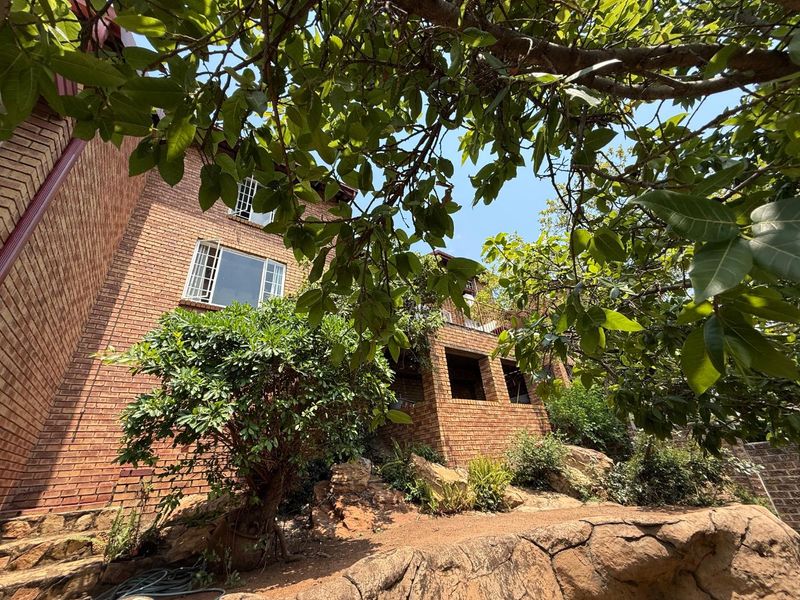 Elegant 3-Bedroom Duplex Showcasing Modern Comforts and Stunning Views - Photo 2