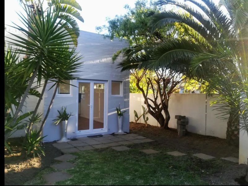 Double volume tranquil, light and sun filled- dual living - Photo 6