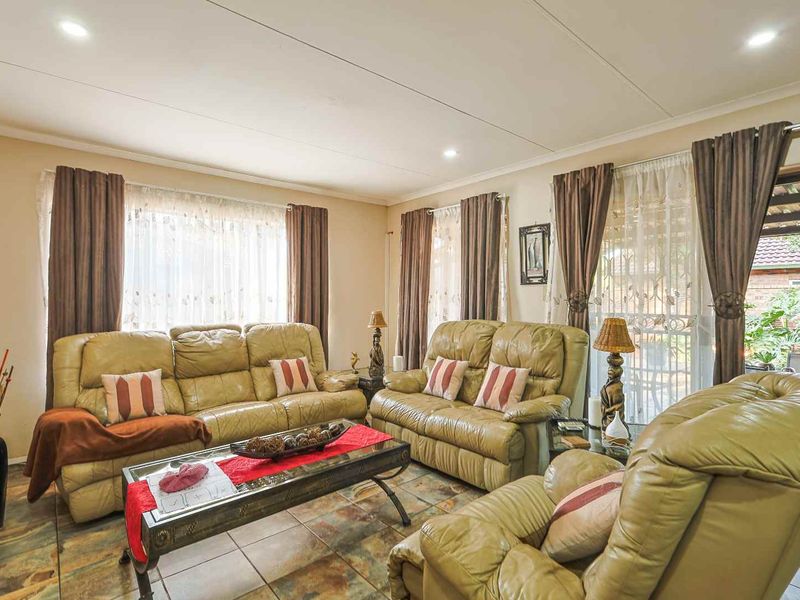 4 Bedroom Beauty For Sale in Waverley - Photo 6