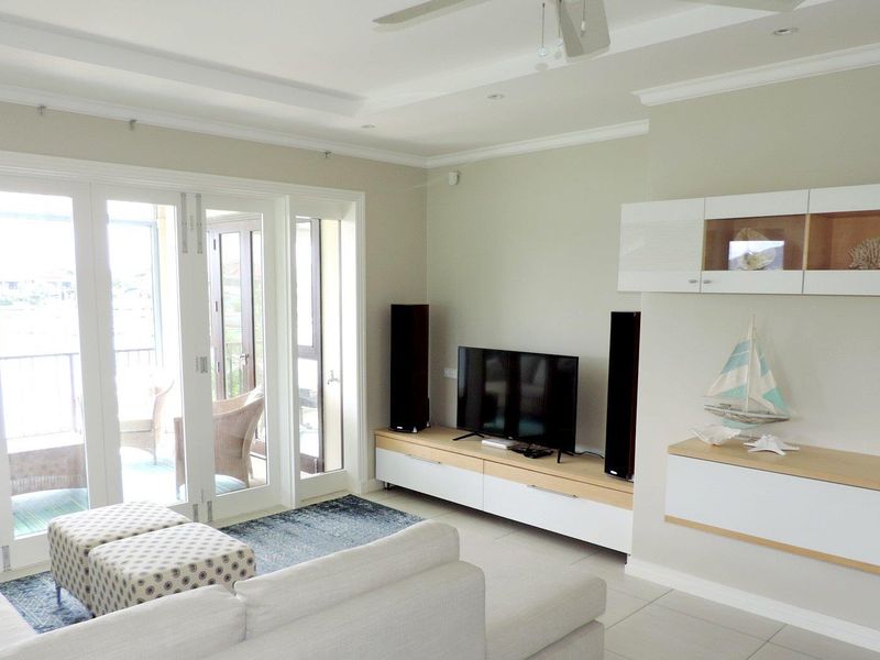 Exquisitely presented and immaculately kept top floor corner unit with wrap around views - Photo 9
