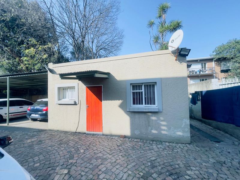 BACHELOR FLAT AVAILABLE IMMEDIATELY - Photo 1