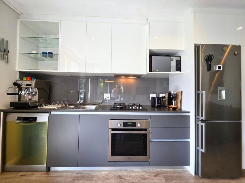Modern 2-Bedroom Apartment with Magnificent Mountain Views - Photo 4