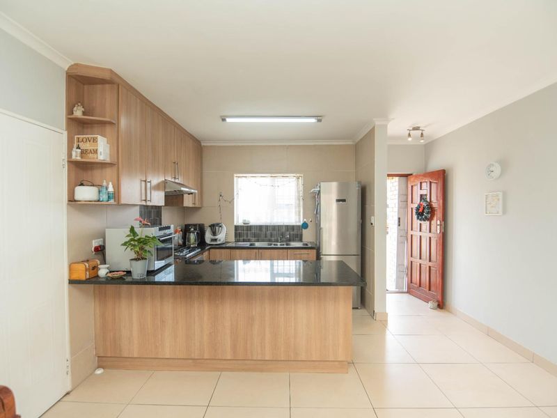 Charming and Low Maintenance - Photo 9