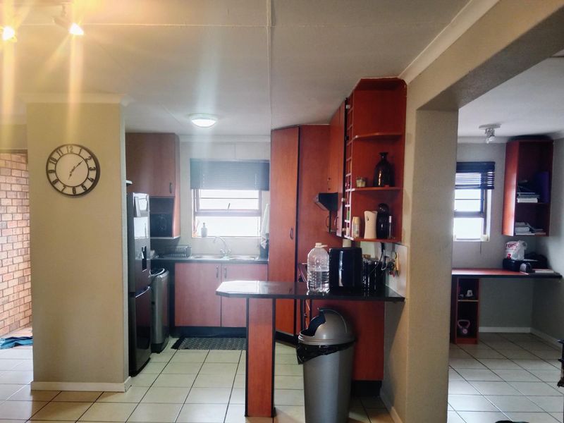2 Bedroom, 2 Bathroom First-Floor Apartment with Balcony and Built-in Braai To Let - Photo 6