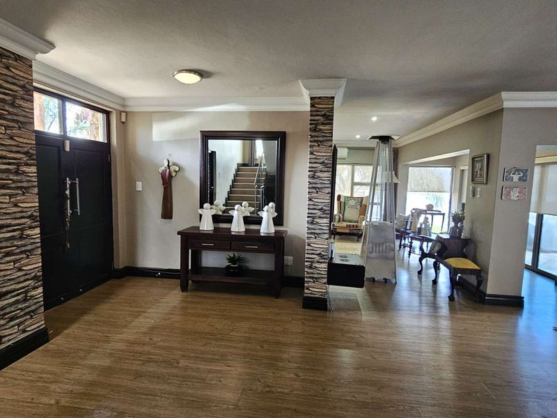 4 Bedroom Executive Family Home in Birdwood Estate - Photo 2