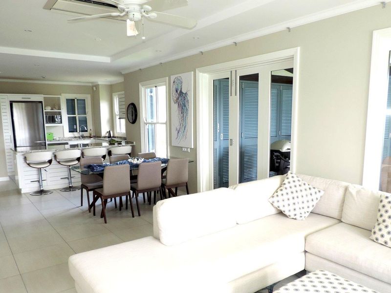 Exquisitely presented and immaculately kept top floor corner unit with wrap around views - Photo 8