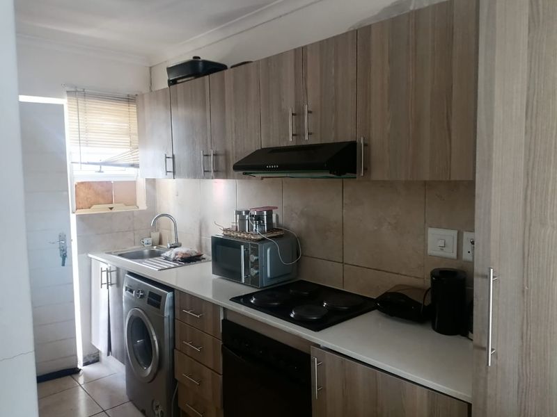 Modern 2 Bedroom Apartment - Photo 7