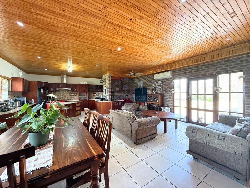 Spacious 5-Bedroom Home with 2 Bedroom Flat in town center! - Photo 6