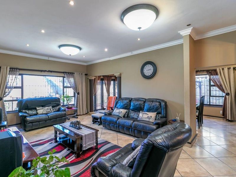 Expansive Multi-Generational Double Storey Home with Exceptional Entertainment Living in Glen Marais - Photo 5