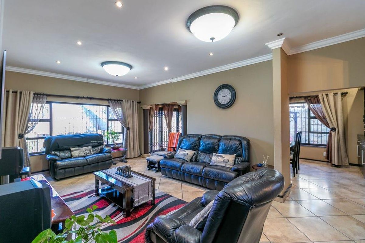 Expansive Multi-Generational Double Storey Home with Exceptional Entertainment Living in Glen Marais - Photo 5
