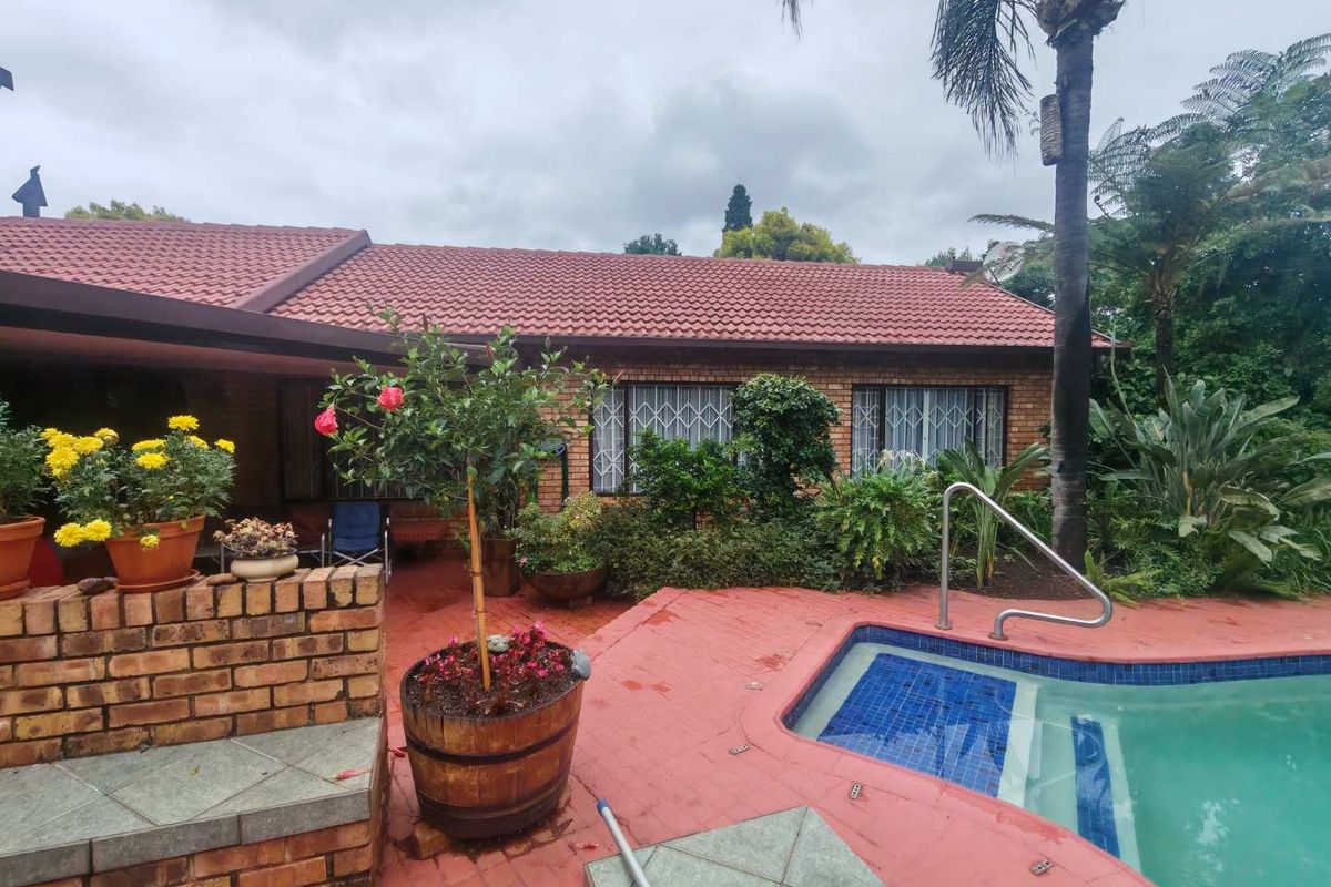 EXCLUSIVE MANDATE - LOVELY NEAT FAMILY HOME IN BOOMED OFF AREA - Photo 4