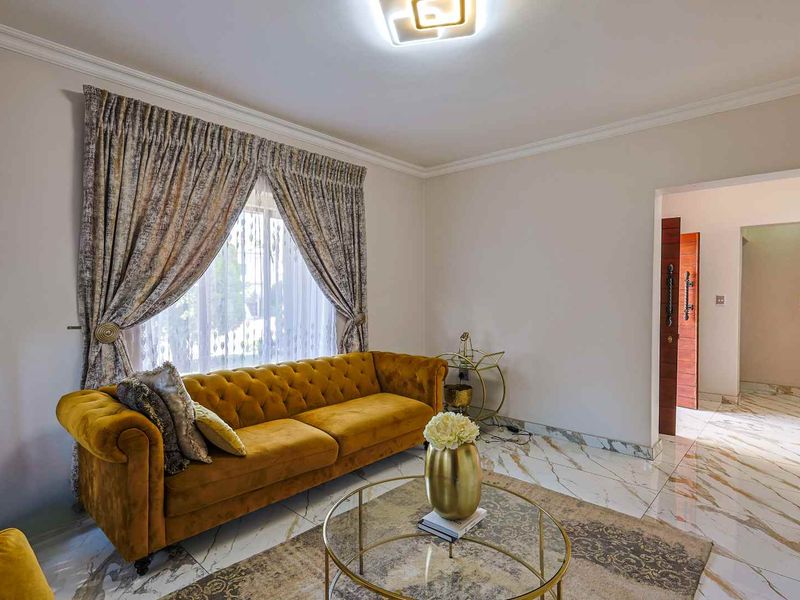 Spacious 4-Bedroom Family Home with Pool & Solar - Photo 8