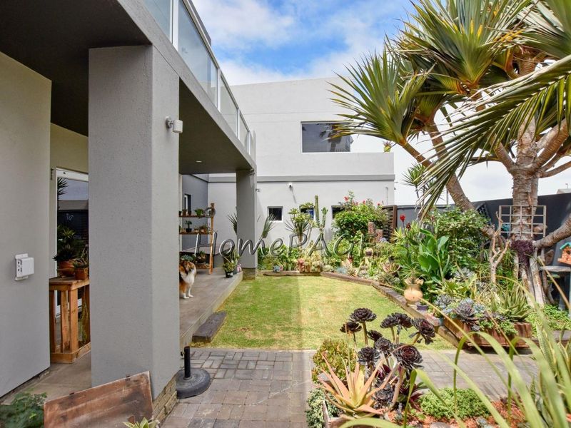 Lagoon, Walvis Bay:  Upmarket 3 Bedr Home with 2 Bedr flat is for Sale - Photo 2
