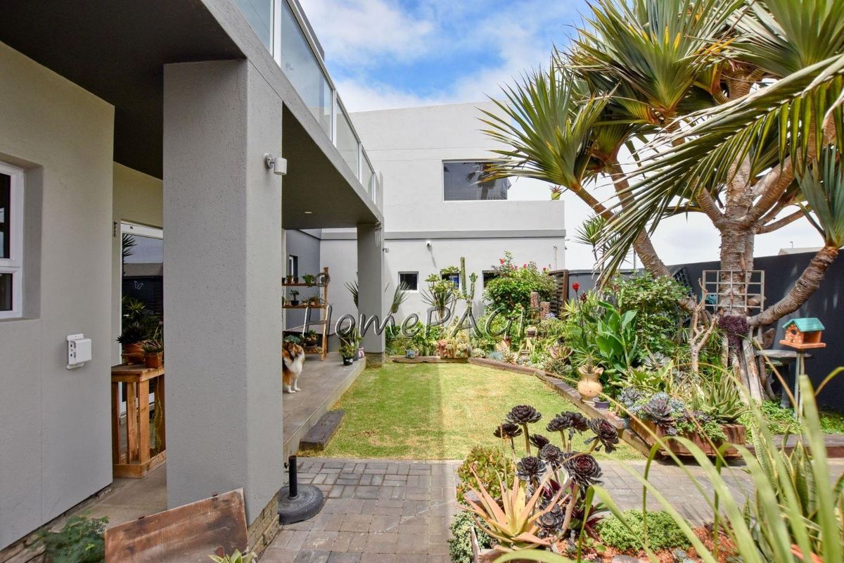 Lagoon, Walvis Bay:  Upmarket 3 Bedr Home with 2 Bedr flat is for Sale - Photo 2