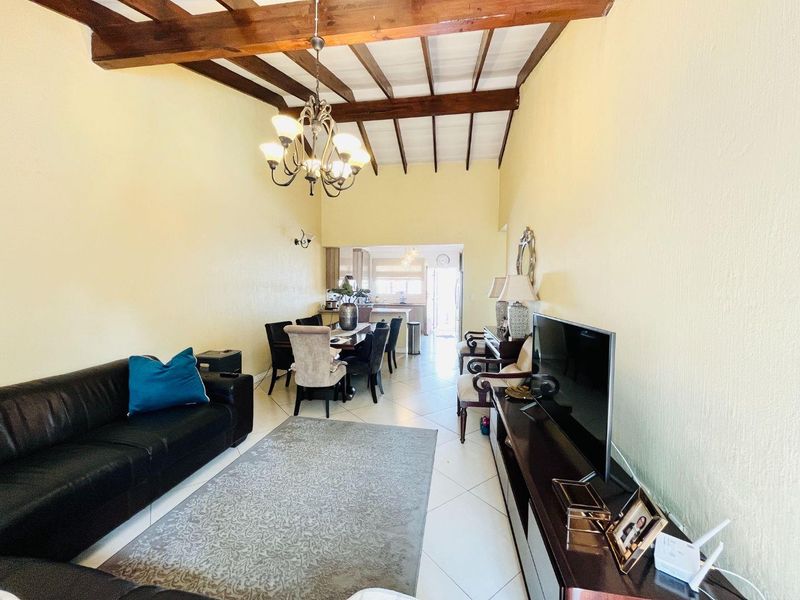 Modern 3 Bed townhouse in the most sought-after complex- Houndstooth - Photo 10