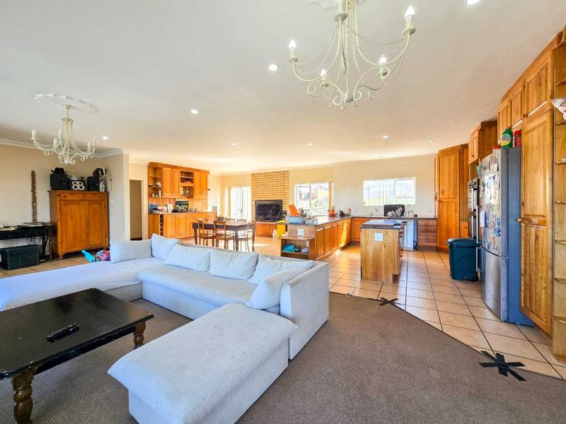 Facebrick family home for sale in Stilbaai-Wes. - Photo 5