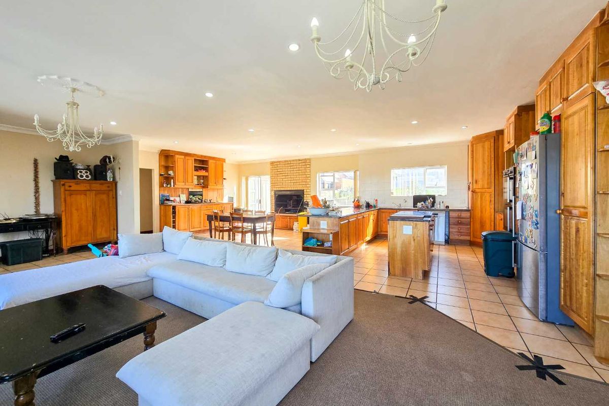 Facebrick family home for sale in Stilbaai-Wes. - Photo 5