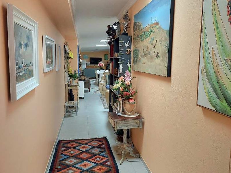 Spacious Family Home with Separate Flat - Photo 2