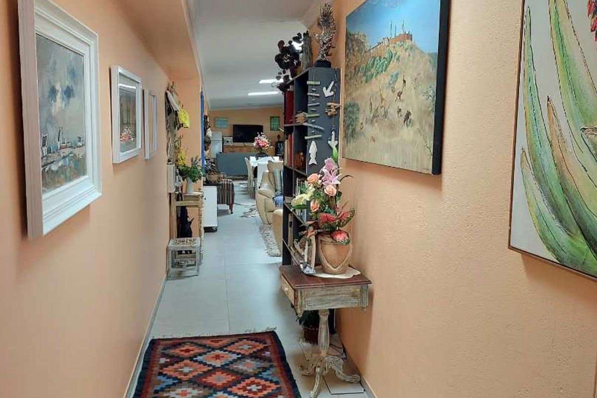 Spacious Family Home with Separate Flat - Photo 2