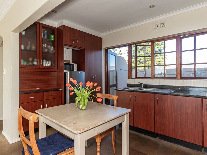 Spacious Lock ‘N Go 2 Bed Apartment In Sought After Complex - Photo 7