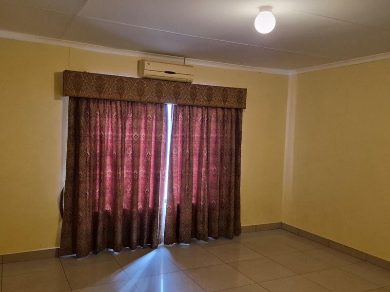 Spacious Family Home for Rent in Pioneerspark Ext. 1 - Photo 6