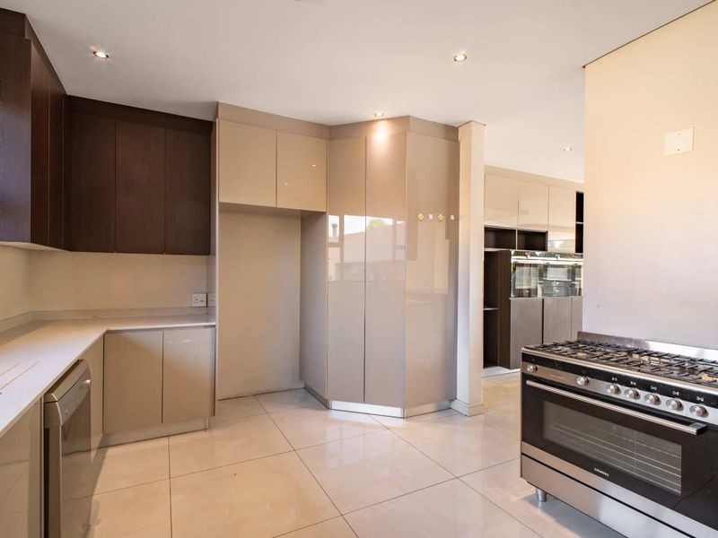 Exquisite 5-Bedroom Luxury Mansion for Sale in the Heart of Bryanston - Photo 8
