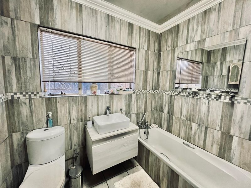 Spacious and Modern Family Home with Outdoor Entertaining Oasis** - Photo 6