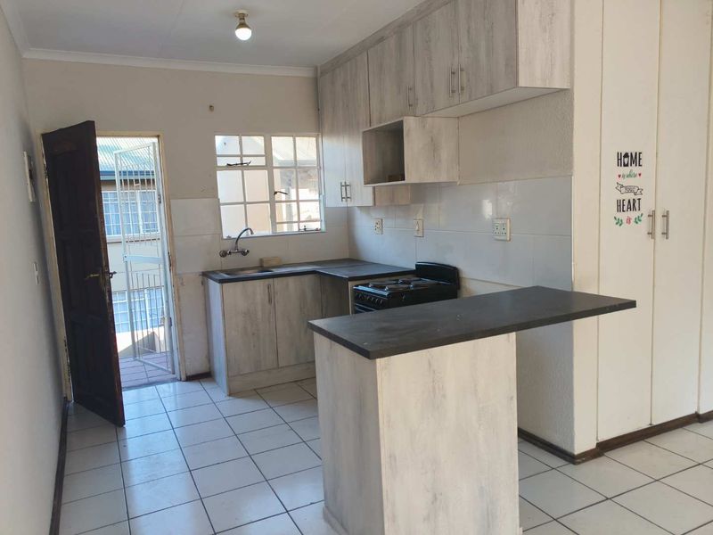 Ideal area - 2 bedroom first floor unit - Photo 5