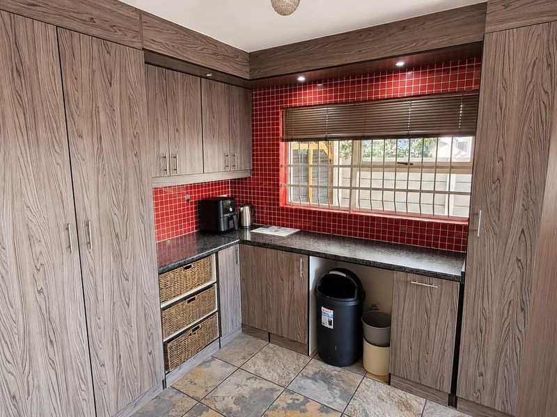 Spacious Family Home with Pool, Entertainment Area & Dual Automated Garages - Photo 7