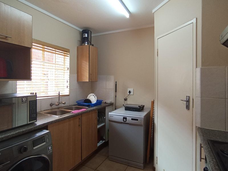 THE REEDS - 2 BEDROOM - 2 LIVING AREAS - Photo 10