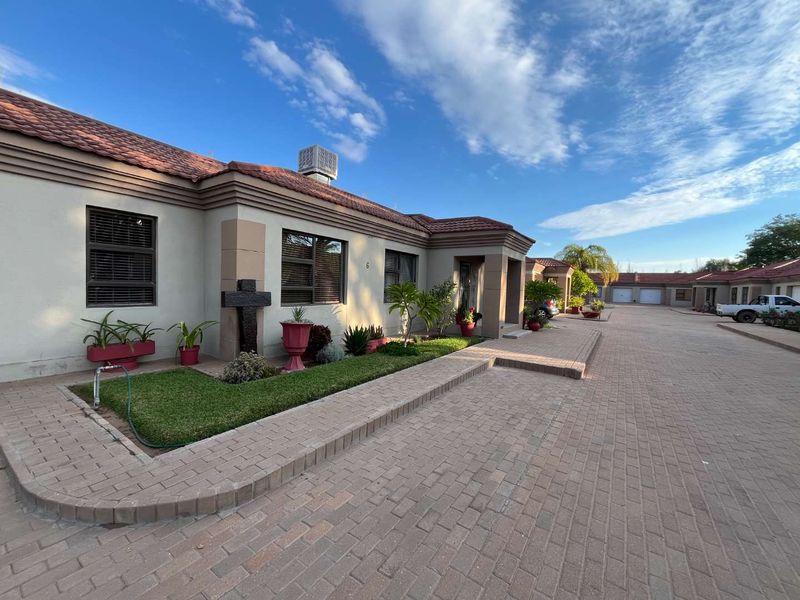 Immaculate 3-bedroom townhouse just outside Upington - Photo 1