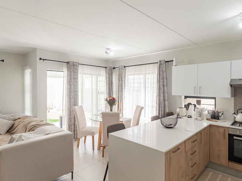 Modern 3 bedroom in a Secure and Sought-After Estate available for rent. - Photo 3